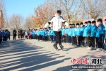 南宫市第一小学的老师正在示范轮滑技巧。 王林 - 中国新闻社河北分社