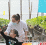 在邢台市信都区李村镇留客村温室草莓种植基地，市民在体验休闲采摘。 高晓博 摄 - 中国新闻社河北分社