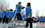 东柏棠小学学生体验模拟滑雪。　翟羽佳 摄 - 中国新闻社河北分社