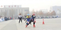 图为比赛现场，学生参加速度轮滑比赛。 陈子康 摄 - 中国新闻社河北分社