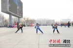 图为比赛现场，学生参加速度轮滑比赛。 - 中国新闻社河北分社