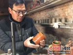 王青雪正在介绍烧制的红陶成品。 - 中国新闻社河北分社