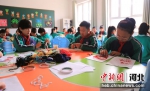 学生们制作毛线画。 张旭宁摄 - 中国新闻社河北分社