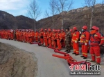 图为森林消防员整装待发。 - 中国新闻社河北分社