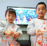 图为孩子们自制的冰灯。马羚 摄 - 中国新闻社河北分社