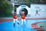 图为学生在练习轮滑。 贾思雨 摄 - 中国新闻社河北分社