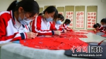 南宫市职教中心的学生正在学习剪纸。田威 摄 - 中国新闻社河北分社