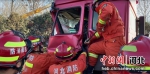 图为消防救援队员展开施救。 贾昆 摄 - 中国新闻社河北分社