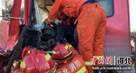 图为消防救援队员展开施救。 贾昆 摄 - 中国新闻社河北分社