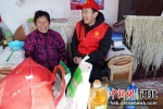 巨鹿县志愿者深入南哈口村困难群众家中与他们亲切交流。 供图 - 中国新闻社河北分社