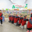 沙河市第二小学的同学们参加阅读展示活动，通过自己编排的动作展示阅读成果。 - 中国新闻社河北分社