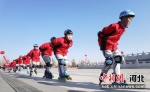 图为学生表演轮滑运动。石英杰 摄 - 中国新闻社河北分社