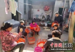 图为村民围坐在一起进行手工编织。 赵路沙 摄 - 中国新闻社河北分社