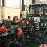 工人在组装拖拉机。 沈齐 摄 - 中国新闻社河北分社