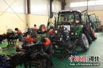 工人在组装拖拉机。 沈齐 摄 - 中国新闻社河北分社