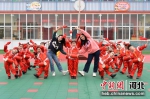 河北邢台经济开发区北张庄幼儿园小朋友正在练习打腰鼓。 李院红 摄 - 中国新闻社河北分社