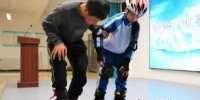 图为老师耐心教授孩子轮滑动作要领。 - 中国新闻社河北分社