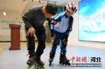 图为老师耐心教授孩子轮滑动作要领。 - 中国新闻社河北分社