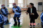 图为老师耐心教授孩子轮滑动作要领。黄杉杉 摄 - 中国新闻社河北分社
