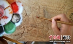 一刀一凿，每一幅木雕作品都倾注了张曼瑜的巧思和心血。韩晓亮 - 中国新闻社河北分社
