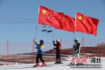 图为开幕式滑雪表演现场。 刘郁雯 摄 - 中国新闻社河北分社