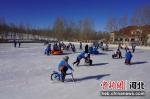 图为当地小学生体验冰上运动项目。 - 中国新闻社河北分社