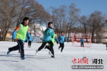 图为当地小学生进行雪地足球比赛。 刘郁雯 摄 - 中国新闻社河北分社