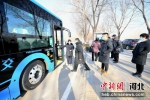 图为乘坐新能源公交车的群众排队上车。 赵亮 摄 - 中国新闻社河北分社