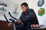 村民正在使用上肢滑轮健身器锻炼肢体力量。 马朝译 摄 - 中国新闻社河北分社