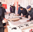 图为29日，在河北省青县马厂镇综合文化站，该镇书画协会成员们用书画艺术表达对党和国家的热爱之情。 尹向平 摄 - 中国新闻社河北分社