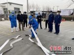 微型消防站人员进行两盘水带连接实际操作。 供图 - 中国新闻社河北分社