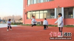 南宫市第二小学学生在练习跳绳。 田威 摄 - 中国新闻社河北分社