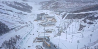 俯瞰雪中的云顶滑雪公园。　束文 摄 - 中国新闻社河北分社