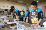 平乡县常河镇中心小学学生在制作冬奥泥塑作品。 李冰冰 摄 - 中国新闻社河北分社