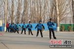 平乡县常河镇中心小学学生在练习轮滑。 李冰冰 摄 - 中国新闻社河北分社