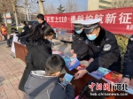 民警在接受群众咨询。 张志丹 摄 - 中国新闻社河北分社