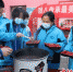 承德市民族中学学生在分装腊八粥。 - 中国新闻社河北分社
