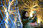市民在河北省邢台市内丘县扁鹊公园拍照游玩。 刘继东 摄 - 中国新闻社河北分社