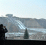 图为2021年12月9日，在张家口山地转播中心，透过巨大的落地玻璃窗可以清楚地看到“雪如意”(国家跳台滑雪中心)。 中新社记者 翟羽佳 摄 - 中国新闻社河北分社