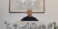 图为王景堂展示长卷作品《龙的传人》(部分)。　王嘉琪 摄 - 中国新闻社河北分社