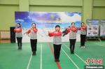 图为残疾人工作者用手语演绎北京2022年冬奥会和冬残奥会主题口号推广歌曲《一起向未来》。　河北省残联供图 - 中国新闻社河北分社
