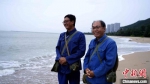 图为电影《谷魂》主演高峰和“杂交谷子之父”赵治海(右)在一起。　柏雪 摄 - 中国新闻社河北分社