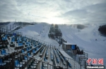 图为2021年12月9日，张家口赛区云顶滑雪公园观众席和部分赛道。　翟羽佳 摄 - 中国新闻社河北分社