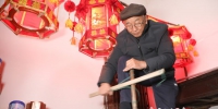 赵县赵家庄村71岁手艺人李东月在制作“转灯” - 中国新闻社河北分社