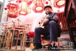 赵县赵家庄村71岁手艺人李东月在制作“转灯”。 朱涛 摄 - 中国新闻社河北分社