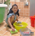 张梓奕在家学着洗衣服。 高阳县委宣传部供图。 - 中国新闻社河北分社