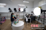 在河北省平乡县童车玩具供应链直播基地内，正在进行直播销售。 齐建仓 摄 - 中国新闻社河北分社