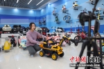 在河北省平乡县童车玩具供应链直播基地内，正在进行直播销售。 齐建仓 摄 - 中国新闻社河北分社