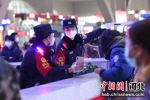 图为民警王蕾带着王莉在候车厅报警台服务旅客。 供图 - 中国新闻社河北分社