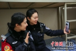 图为民警王蕾带着王莉在调休室与师父张姿视频通话。 供图 - 中国新闻社河北分社